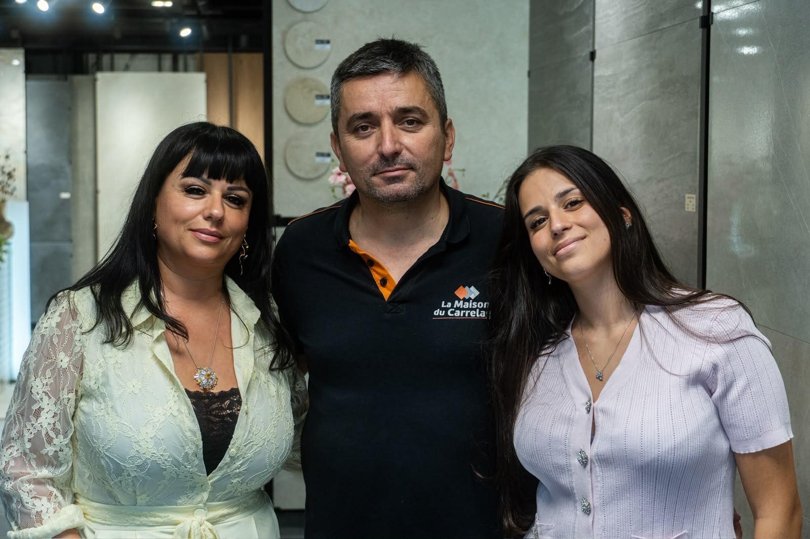 Trois personnes posent ensemble dans le showroom de La Maison du Carrelage.