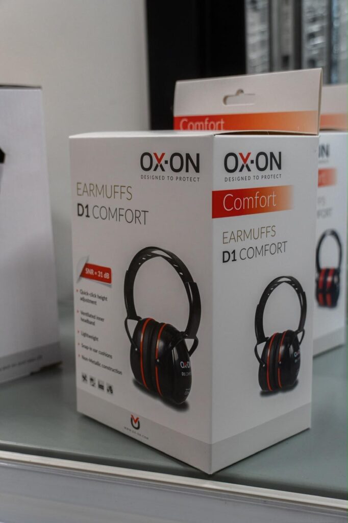 Boîtes de casques antibruit OX-ON D1 Comfort présentées en rayon.